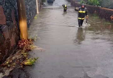 Allerta rossa, decine di interventi dei Vigili del fuoco