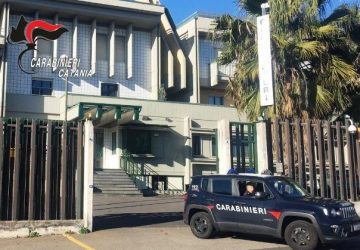 Maltratta ed estorce soldi agli anziani genitori: arrestato 48enne