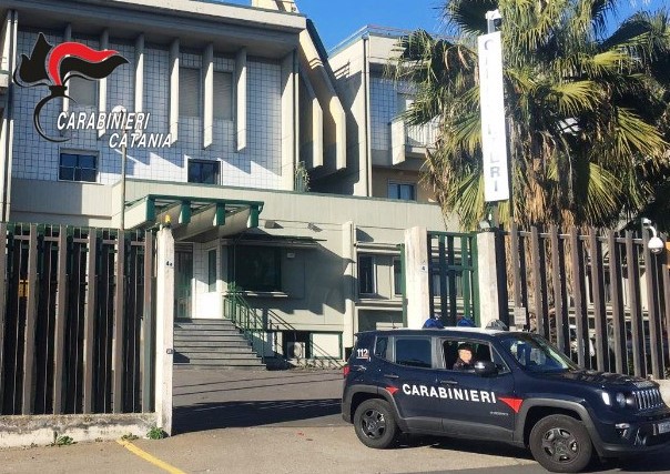 Maltratta ed estorce soldi agli anziani genitori: arrestato 48enne