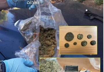 In strada con 100 grammi di cocaina, a casa marijuana e monete antiche: due arrestati