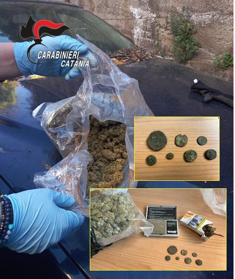 In strada con 100 grammi di cocaina, a casa marijuana e monete antiche: due arrestati