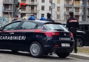 Prende a morsi la compagna e poi tenta di scappare con la macchina nuova di lei: arrestato