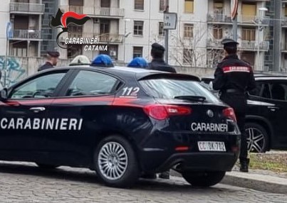 Prende a morsi la compagna e poi tenta di scappare con la macchina nuova di lei: arrestato