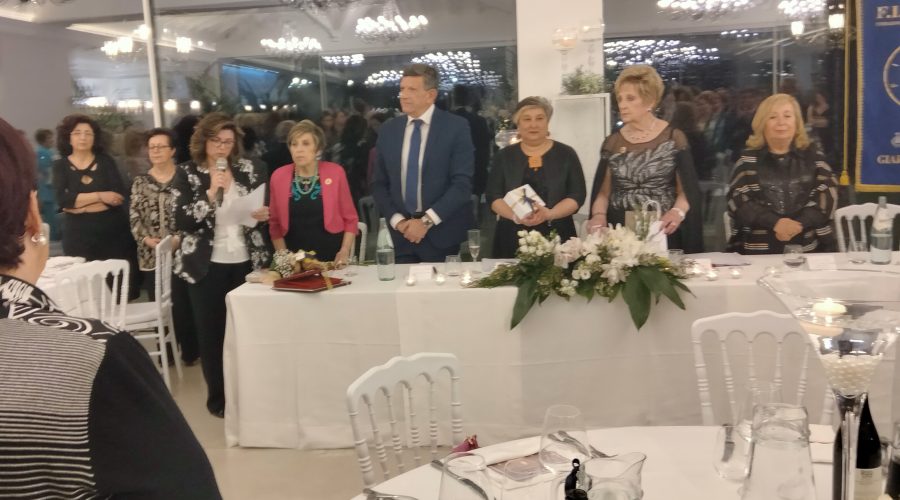 Cerimonia delle candelle della Fidapa Giarre-Riposto alla presenza della vice presidente internazionale e della presidente distrettuale