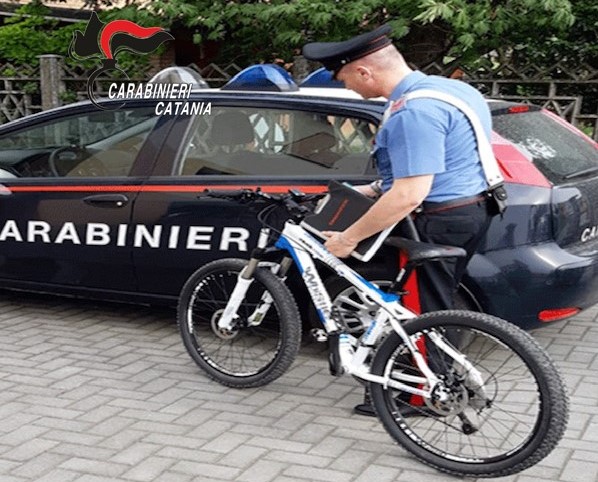 Ruba la batteria di una bicicletta elettrica e scappa: arrestato 32enne