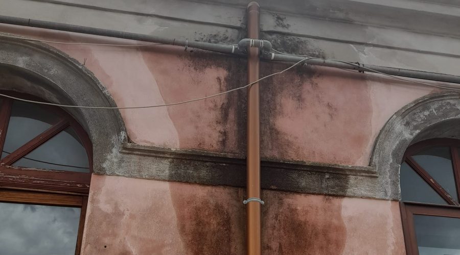 Mascali, I e IV commissione concludono le ispezioni nelle scuole: “Riscontrate infiltrazioni, muffe e servizi igienici carenti”.