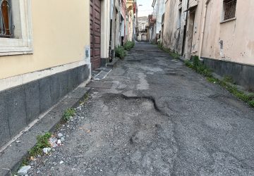 Giarre, emergenza buche: caso limite in via Filo