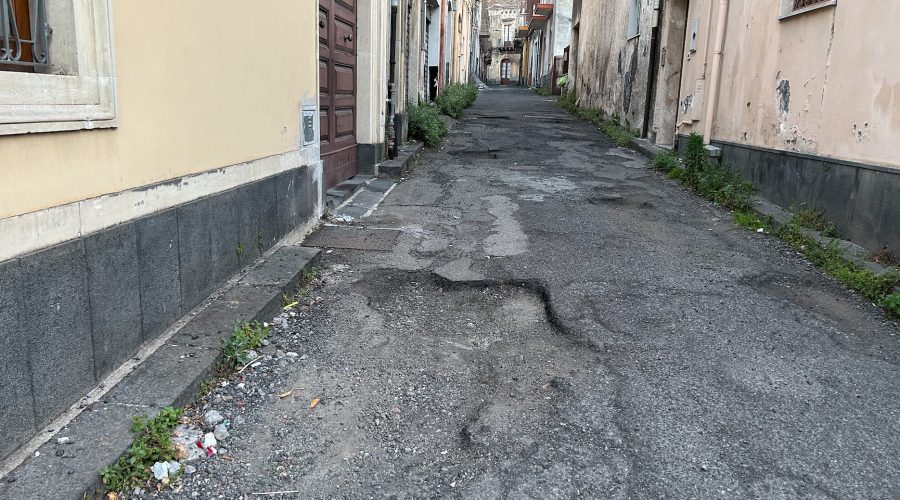 Giarre, emergenza buche: caso limite in via Filo