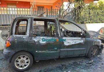 Riposto, incendio auto nella notte in via Capuana