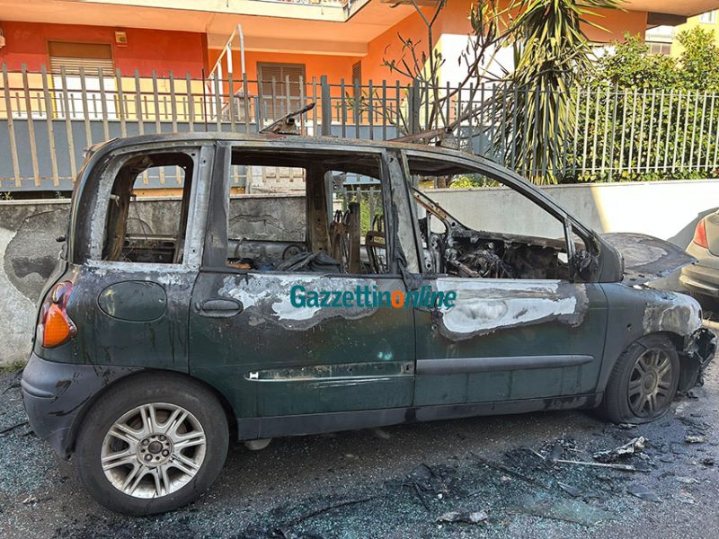 Riposto, incendio auto nella notte in via Capuana