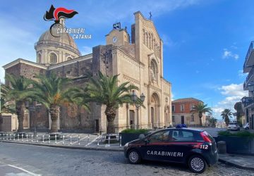 Si d&agrave; alla fuga per nascondere la droga: arrestato