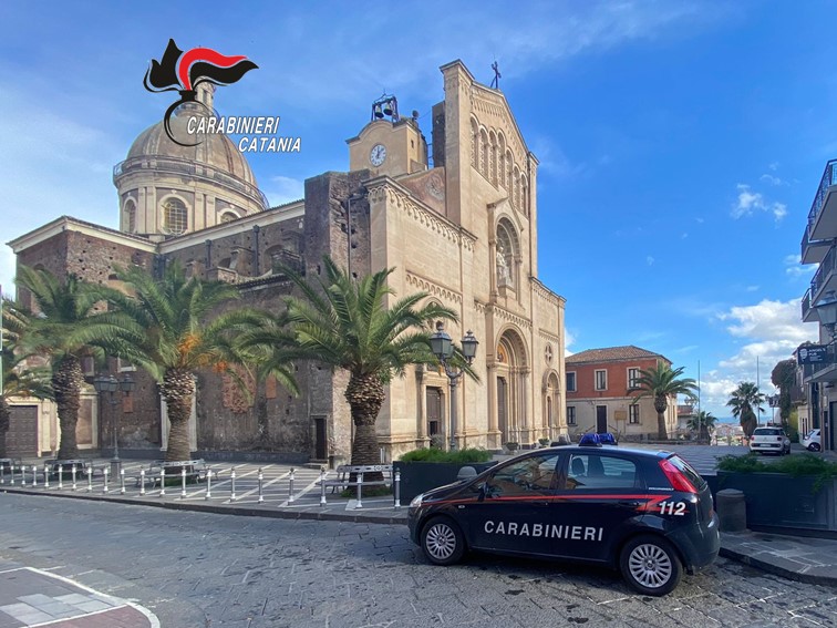 Si dà alla fuga per nascondere la droga: arrestato