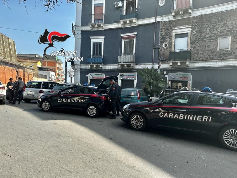 Catania, controlli dei cc nel quartiere “Nesima”: un arresto e sanzioni contro i venditori abusivi