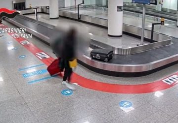"Ritira" un bagaglio non suo: denunciato 24enne