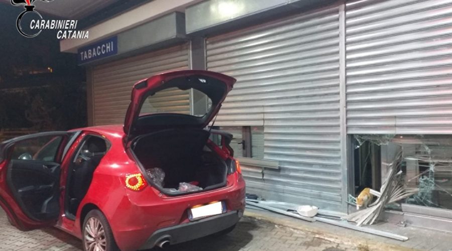 Furto con spaccata presso un distributore di carburanti: un arresto e denaro recuperato