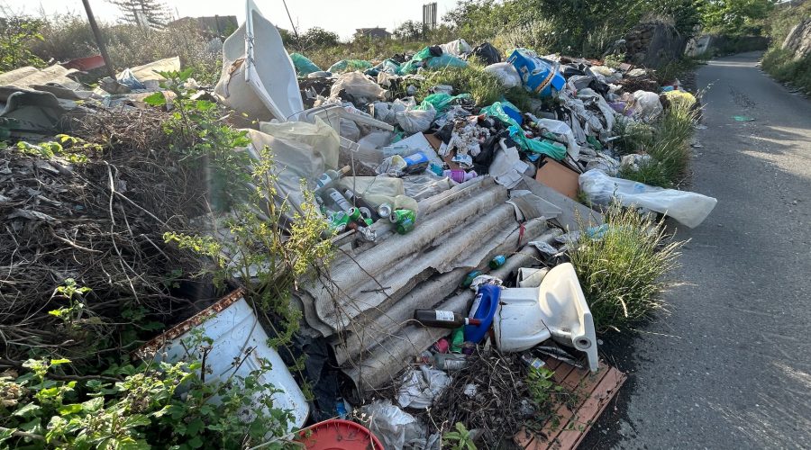 Giarre, amianto e materiali nocivi all’ingresso sud della città