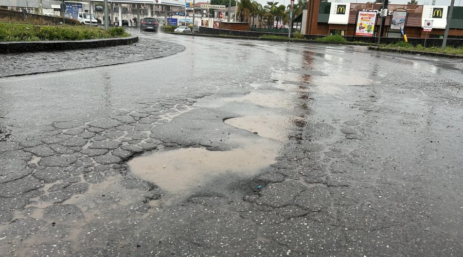 A Giarre è ancora emergenza buche e dislivelli