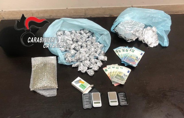 I domiciliari non gli impedivano di “svolgere” la sua attività di spacciatore