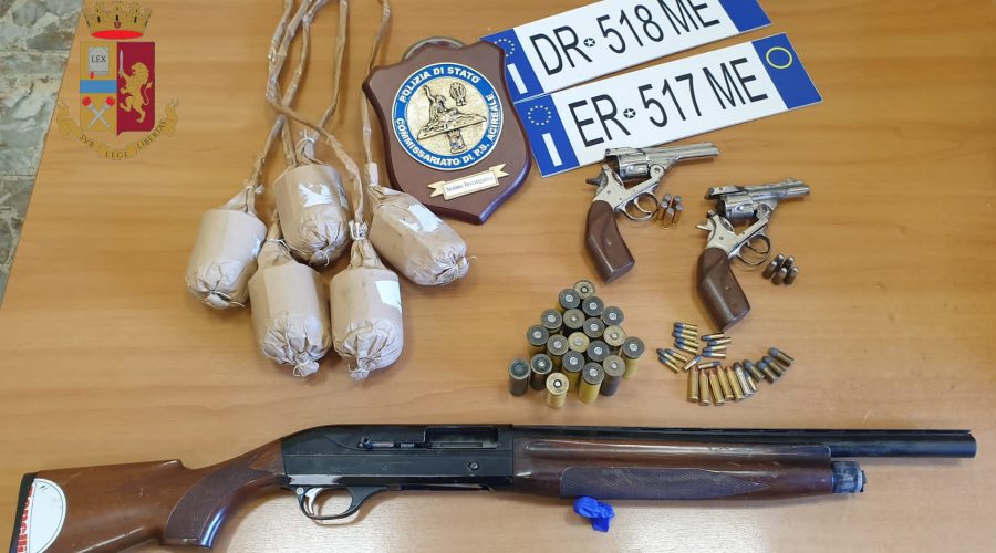 Minini arsenale e targhe di auto: un arresto