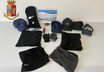 Auto sospetta nei pressi di un centro commerciale: 5 denunciati