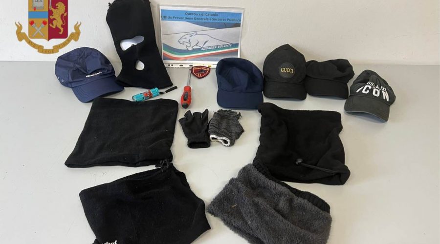 Auto sospetta nei pressi di un centro commerciale: 5 denunciati