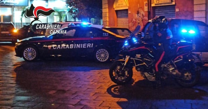 Rubano a “spinta” uno scooter: arrestati un 18enne e un 14enne