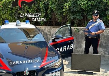 Riposto, ladro arrestato mentre scappa con un televisore sul monopattino