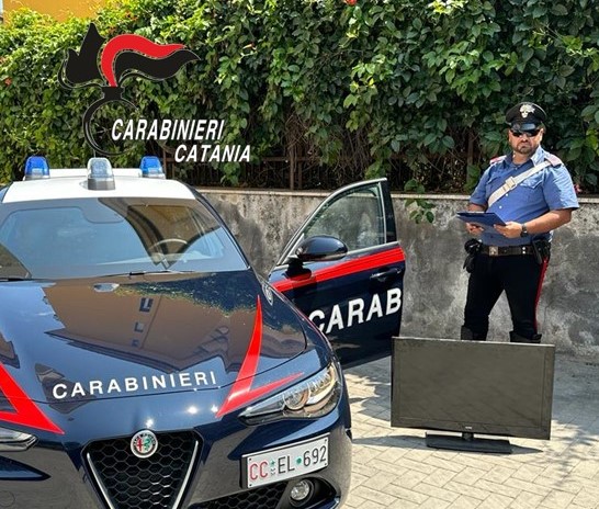 Riposto, ladro arrestato mentre scappa con un televisore sul monopattino