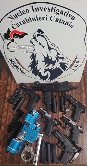 I Carabinieri rinvengono un arsenale di armi a salve e l&rsquo;attrezzatura per la loro trasformazione: denunciato un 47enne