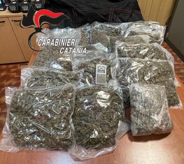 Circolava con l’auto “imbottita” di droga: arrestato