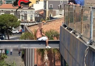 Licenziato sale sul tetto del polo fieristico &ldquo;Le Ciminiere&rdquo; e tenta di lanciarsi: salvato dai Carabinieri