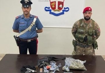 Beccato con un arsenale di armi letali e droga