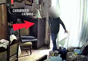 Beccato dalla videosorveglianza mentre ruba in un appartamento: arrestato