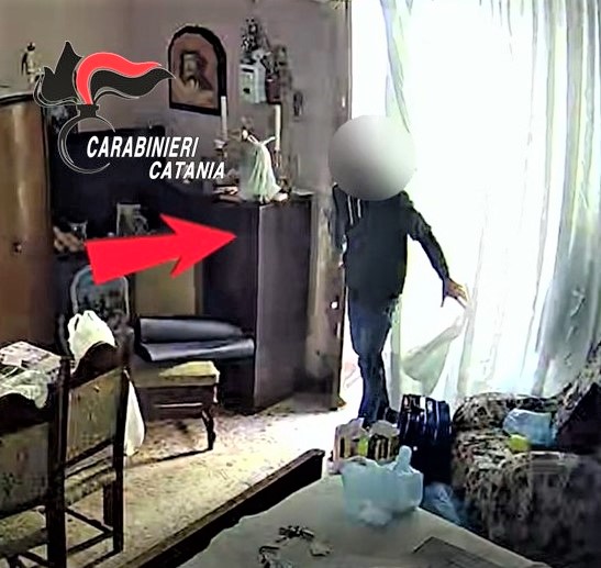 Beccato dalla videosorveglianza mentre ruba in un appartamento: arrestato