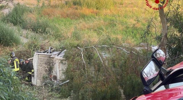 A18, autorticolato finisce fuori strada: due feriti. Interviene elisoccorso