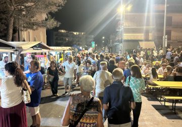 Sapuri di Sicilia: street food a Fondachello, un bagno di folla
