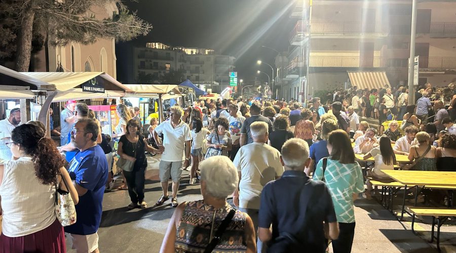 Sapuri di Sicilia: street food a Fondachello, un bagno di folla