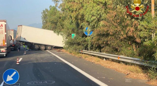 A18, autorticolato finisce fuori strada: due feriti. Interviene elisoccorso