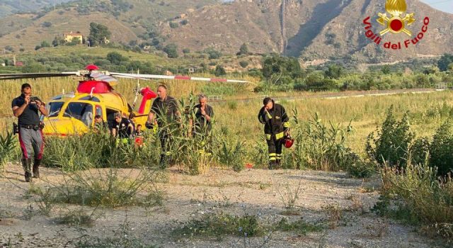 A18, autorticolato finisce fuori strada: due feriti. Interviene elisoccorso