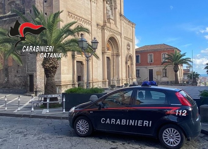 Riaccolto in casa dalla moglie dopo i maltrattamenti ma la picchia ancora