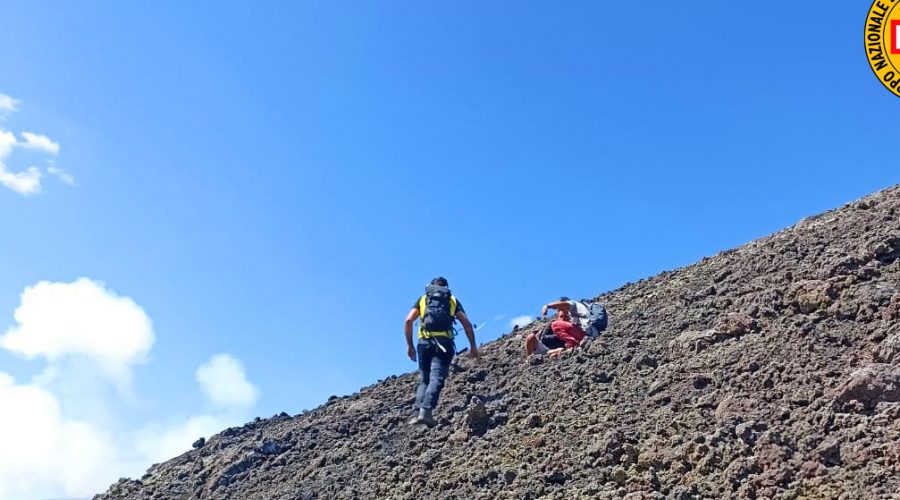 Si avventura in solitaria sull’Etna sino a quota 3.200 metri: soccorso turista francese