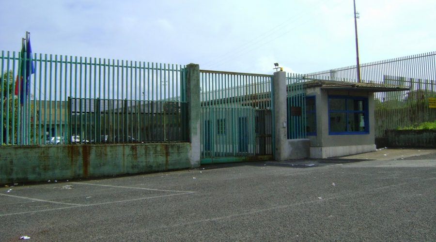 Tensione al Carcere di Giarre: detenuto prima aggredisce gli agenti e poi tenta di uccidersi