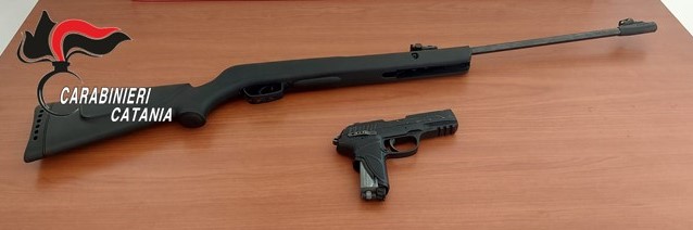 &ldquo;Non devi parlare con la mia ex ragazza&rdquo;: botte ed un colpo di fucile al braccio: denunciati due fratelli