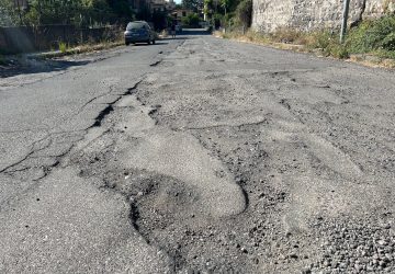 Giarre, le buche record di via Giovanni da Verrazzano: strada mulattiera
