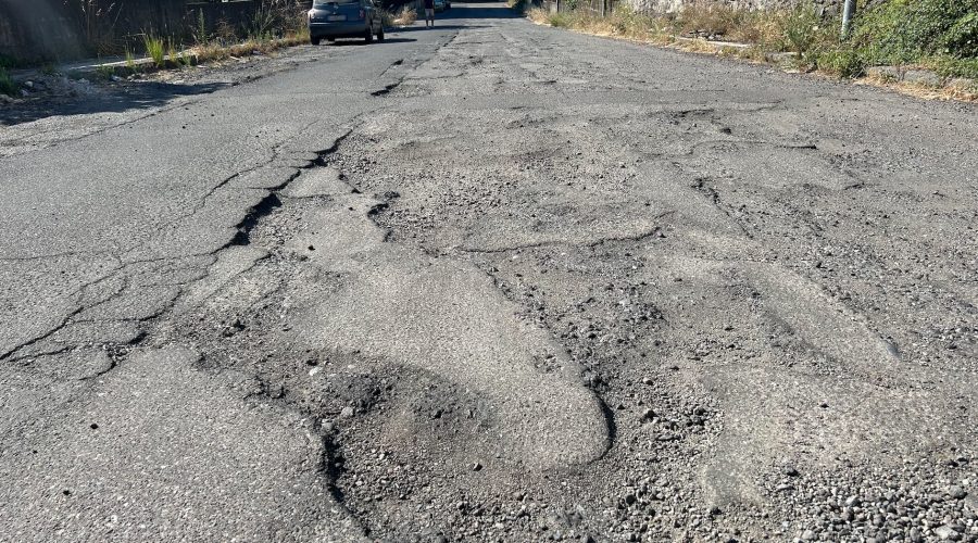 Giarre, le buche record di via Giovanni da Verrazzano: strada mulattiera