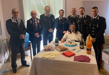 Cento anni di fedelt&agrave;: i carabinieri festeggiano i 100 anni dell&rsquo;appuntato Polverino