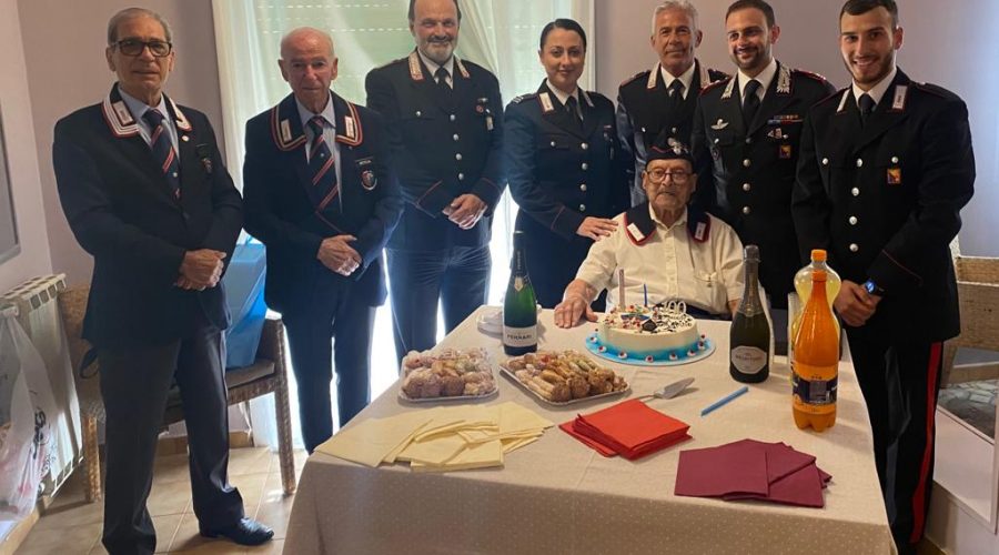 Cento anni di fedeltà: i carabinieri festeggiano i 100 anni dell’appuntato Polverino
