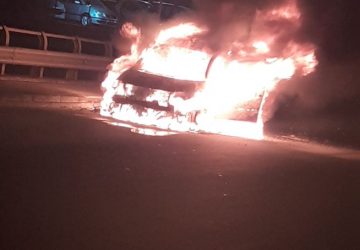 Giarre, auto a fuoco mentre percorre il ponte Macchia a Santa Maria la Strada