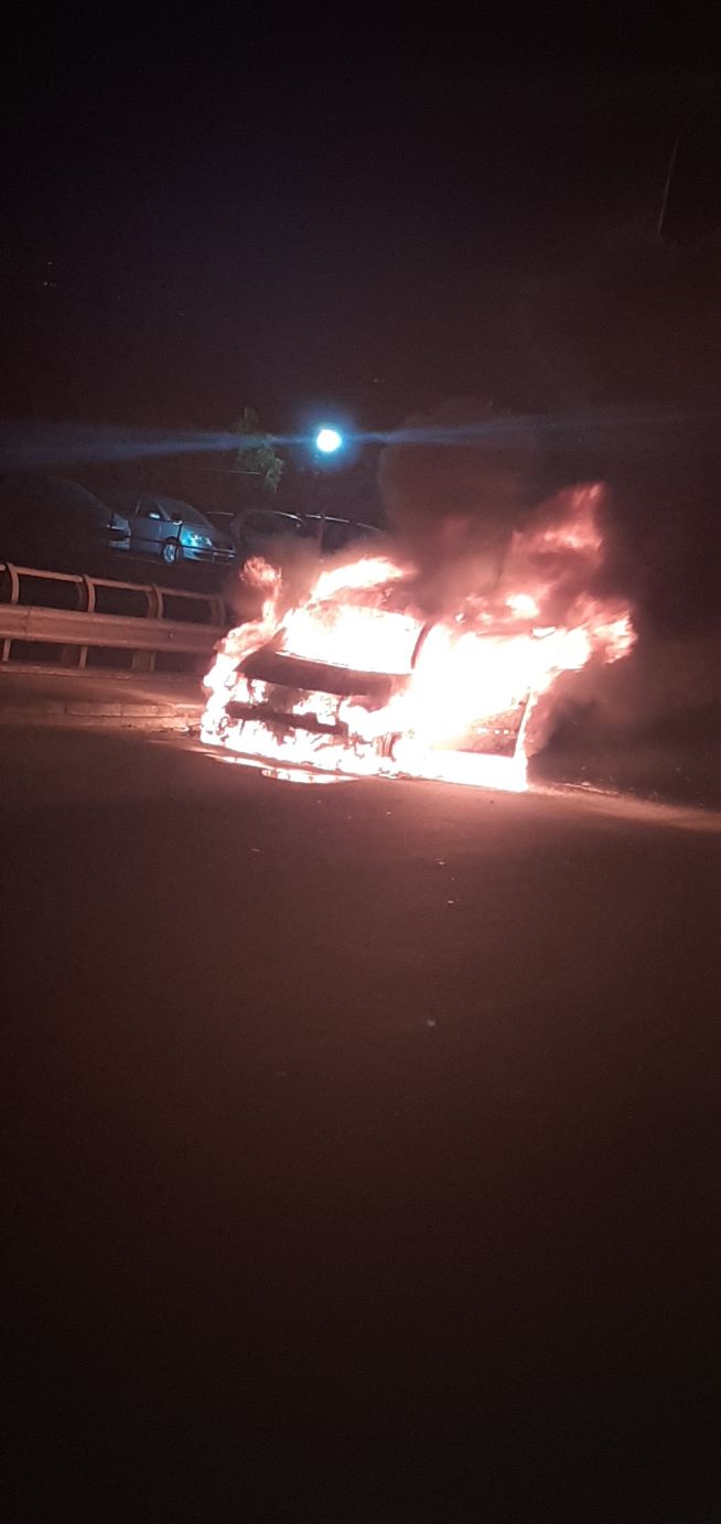 Giarre, auto a fuoco mentre percorre il ponte Macchia a Santa Maria la Strada
