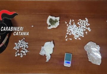 Spacciava droga nella sua abitazione: arrestato un pregiudicato acese